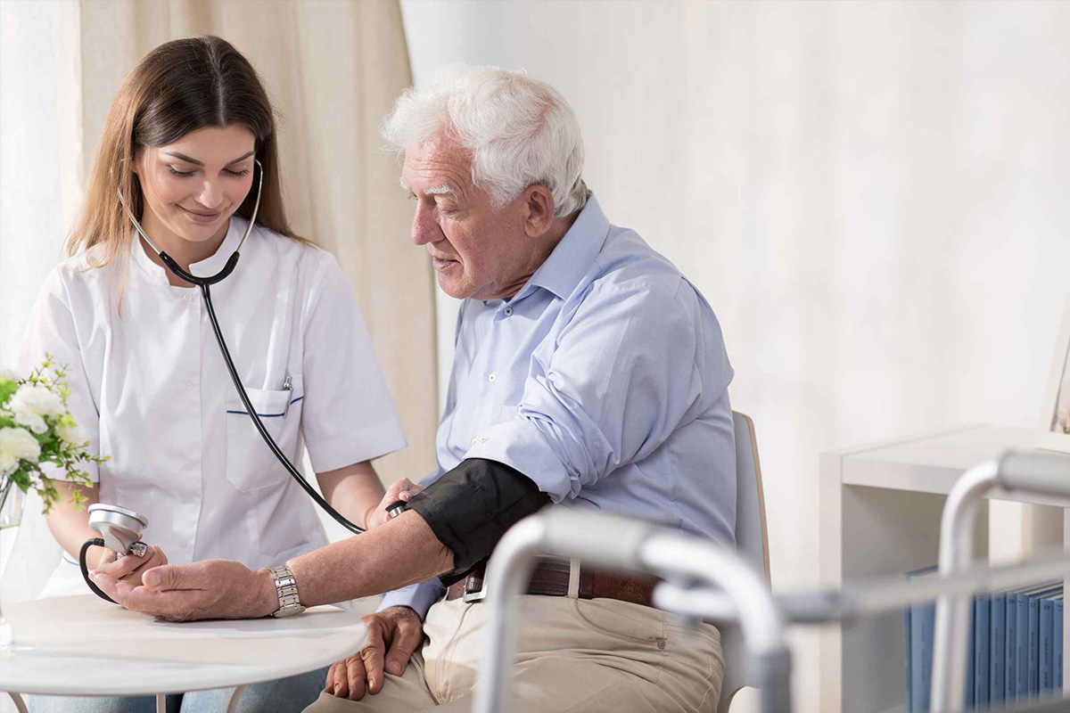 L’infirmière à domicile, une spécialiste à vos petits soins